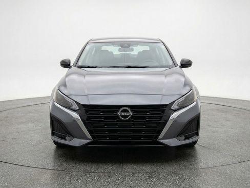 Used 2025 Nissan Altima 2.5 SV FWD image 2