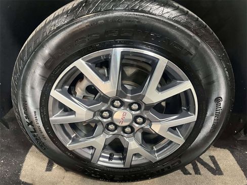 Used 2023 GMC Acadia SLT w/ Preferred Package image 10