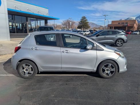 Used 2015 Toyota Yaris L image 2