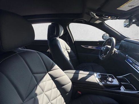 Used 2025 BMW 740i w/ Premium Package image 21