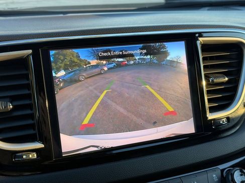 Used 2025 Chrysler Pacifica Select image 18