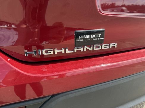 Used 2022 Toyota Highlander XLE FWD image 27