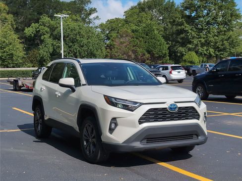 Used 2022 Toyota RAV4 XLE Premium AWD/4WD image 9