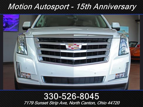 Used 2017 Cadillac Escalade Premium Luxury AWD/4WD image 3