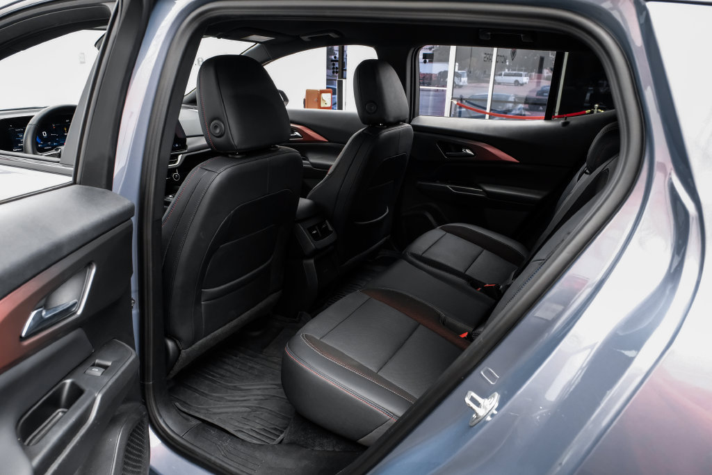 Used 2024 Chevrolet Equinox EV RS w/ LPO, Trailering Package FWD image 36