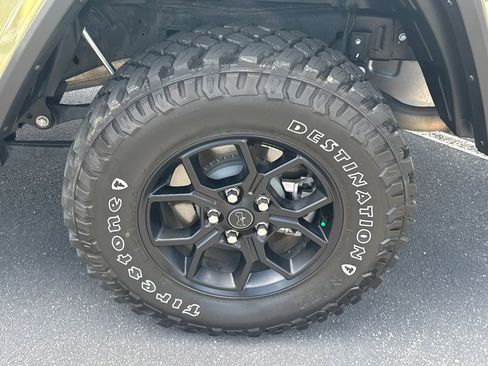 Used 2025 Jeep Gladiator Sport AWD/4WD image 19