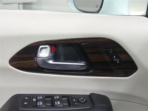 Used 2022 Chrysler Pacifica Limited FWD image 21