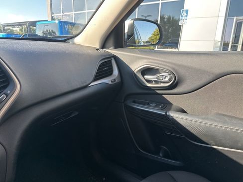 Used 2017 Jeep Cherokee Latitude w/ Cold Weather Group image 24