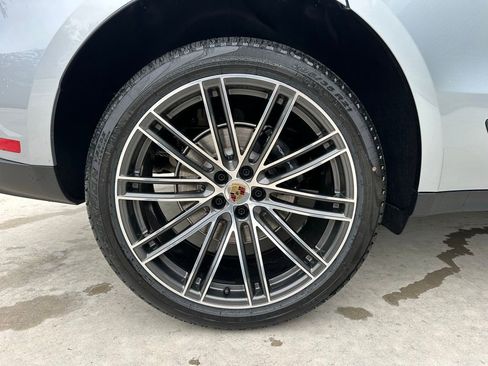 Used 2026 Porsche Macan image 40