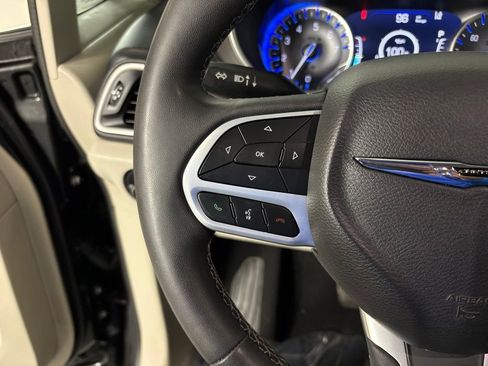 Used 2023 Chrysler Pacifica Touring-L FWD image 20