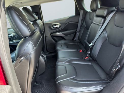 Used 2019 Jeep Cherokee Latitude Plus AWD/4WD image 13