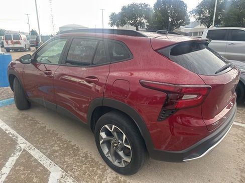 Used 2025 Chevrolet Trax LT w/ LT Convenience Package FWD image 8