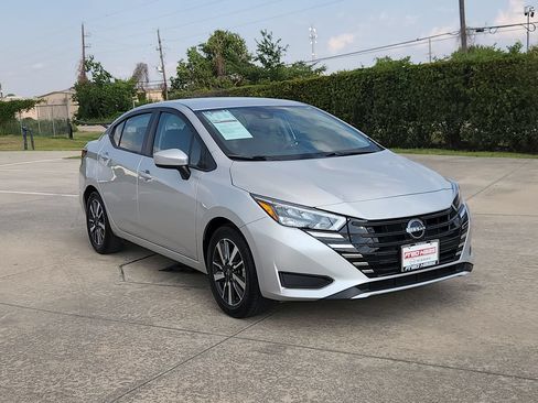Used 2025 Nissan Versa SV FWD image 3