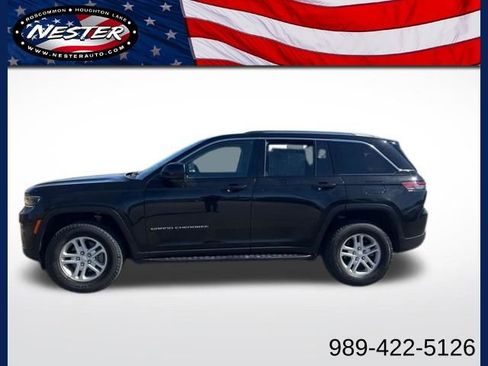 Used 2023 Jeep Grand Cherokee Laredo image 1