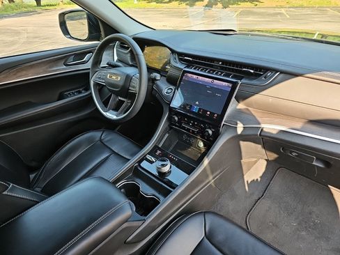 Used 2023 Jeep Grand Cherokee Limited w/ Luxury Tech Group II AWD/4WD image 14