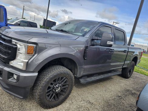 Used 2022 Ford F250 XLT w/ Black Appearance Package AWD/4WD image 2