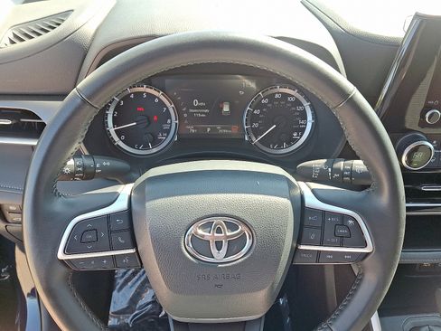 Certified 2024 Toyota Highlander AWD image 18