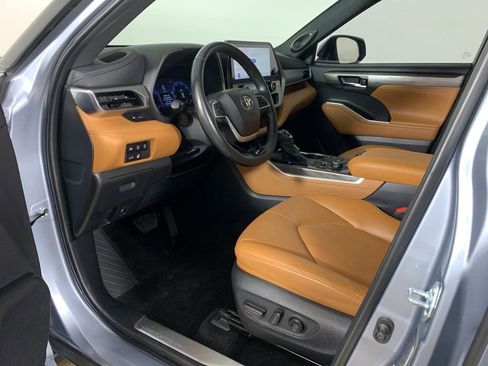Used 2024 Toyota Highlander Platinum AWD/4WD image 35