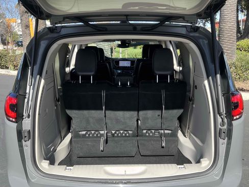 Used 2022 Chrysler Pacifica Touring-L image 77