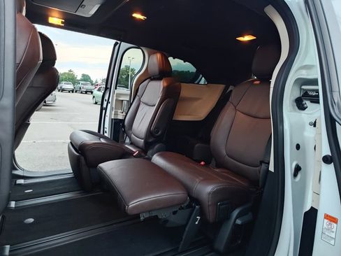 Used 2024 Toyota Sienna Platinum AWD/4WD image 13