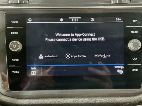 Used 2023 Volkswagen Tiguan SE w/ Panoramic Sunroof Package FWD image 21