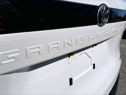Certified 2024 Toyota Grand Highlander XLE AWD/4WD image 10