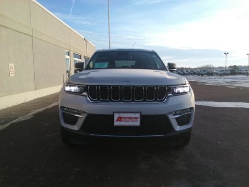 Used 2024 Jeep Grand Cherokee Limited image 3