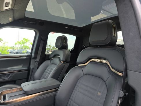 Used 2025 Rivian R1T Premium AWD/4WD image 26