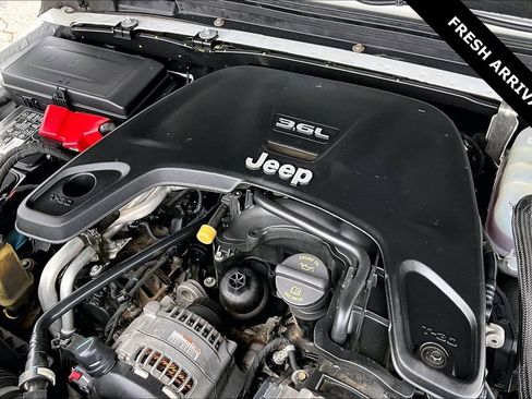 Used 2018 Jeep Wrangler Unlimited Sahara AWD/4WD image 28