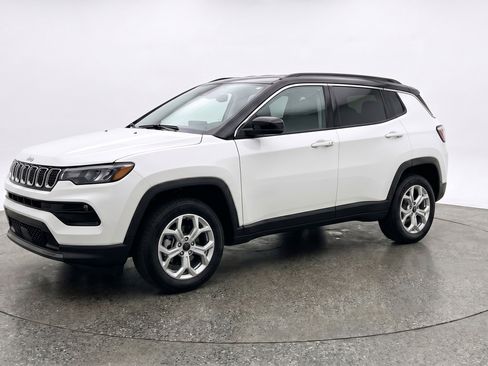 Used 2025 Jeep Compass Latitude AWD/4WD image 3