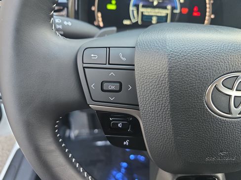 Used 2025 Toyota Camry SE image 17