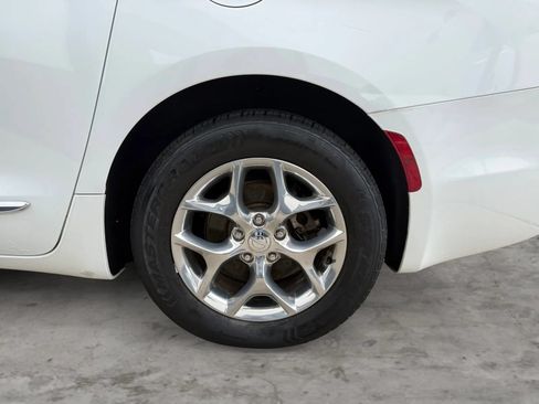 Used 2018 Chrysler Pacifica Limited FWD image 44