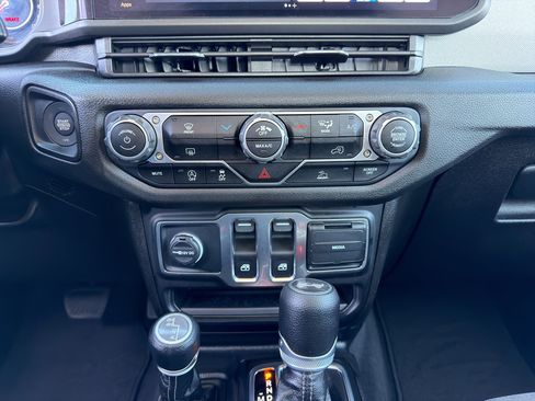 Used 2025 Jeep Wrangler Sport AWD/4WD image 12