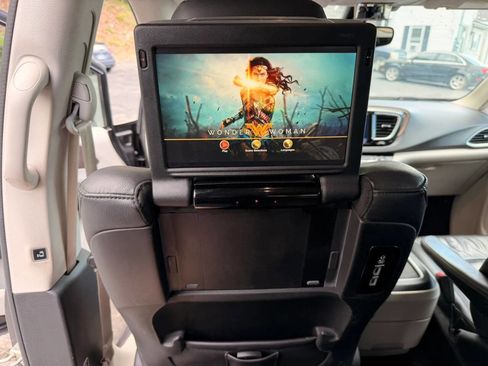 Used 2018 Chrysler Pacifica Touring-L Plus FWD image 18