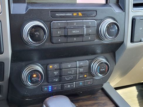 Used 2019 Ford F150 Lariat w/ Equipment Group 502A Luxury AWD/4WD image 16