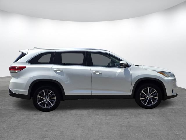 Used 2019 Toyota Highlander XLE FWD image 3