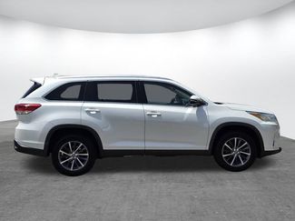 Used 2019 Toyota Highlander XLE FWD video 3