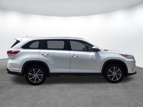 Used 2019 Toyota Highlander XLE FWD image 3