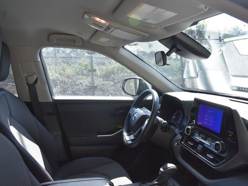 Used 2025 Toyota Highlander LE FWD image 20