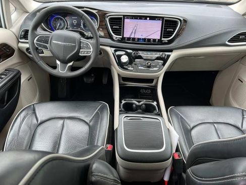 Used 2022 Chrysler Pacifica Limited image 3