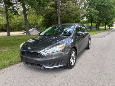 Used 2017 Ford Focus SE FWD image 2