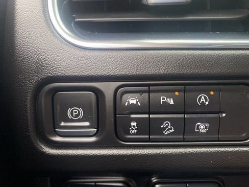 Used 2023 Chevrolet Suburban High Country image 21