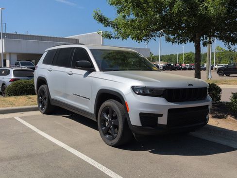 Used 2024 Jeep Grand Cherokee L Altitude image 2