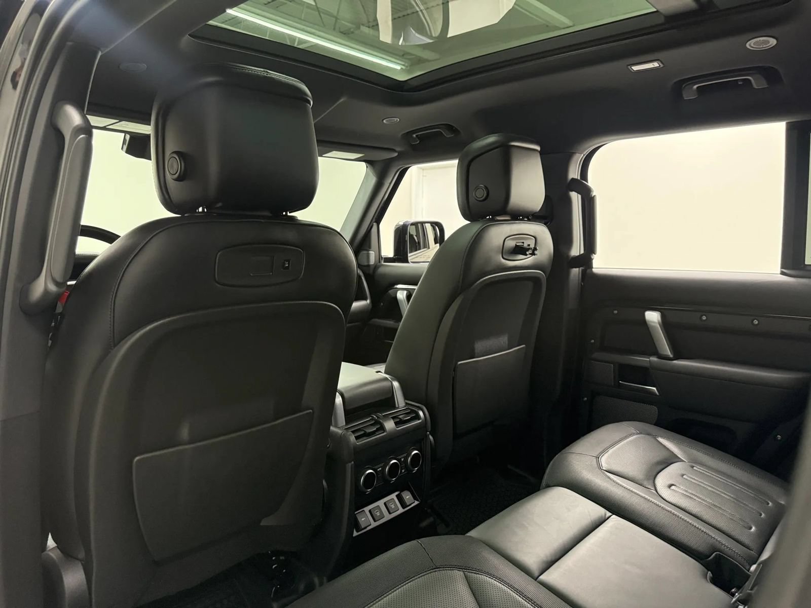 Used 2021 Land Rover Defender 110 X-Dynamic HSE AWD/4WD image 13