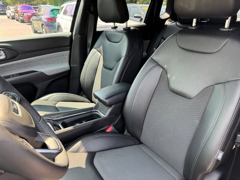 Used 2023 Jeep Compass Latitude w/ Convenience Group AWD/4WD image 20