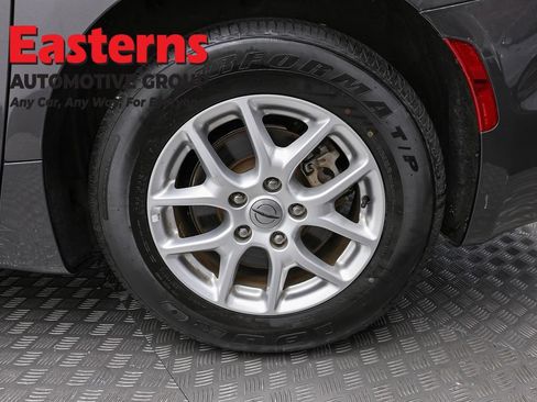 Used 2023 Chrysler Pacifica Touring-L FWD image 8
