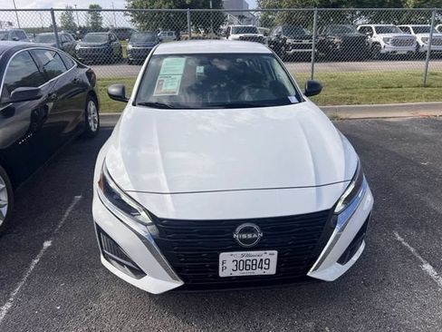 Used 2025 Nissan Altima 2.5 SV FWD image 2