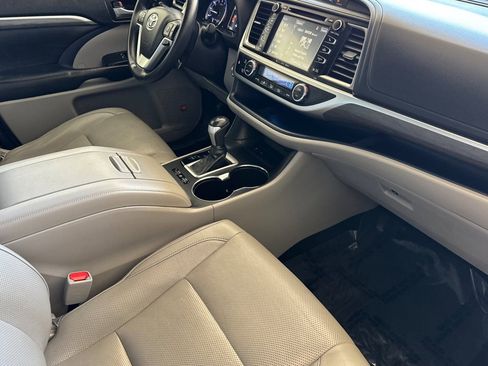 Used 2018 Toyota Highlander Limited FWD image 17