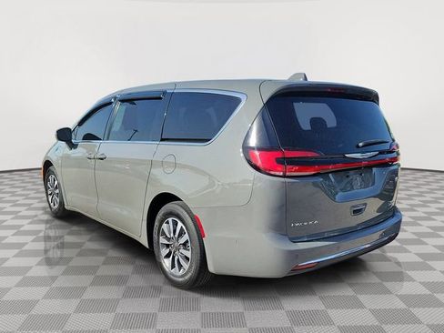 Used 2022 Chrysler Pacifica Touring-L w/ Uconnect Theater Family Group FWD image 3