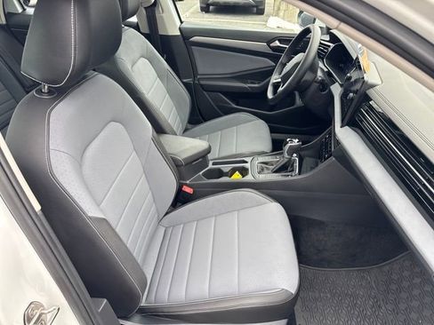 Certified 2025 Volkswagen Jetta SE w/ Sunroof Package image 34
